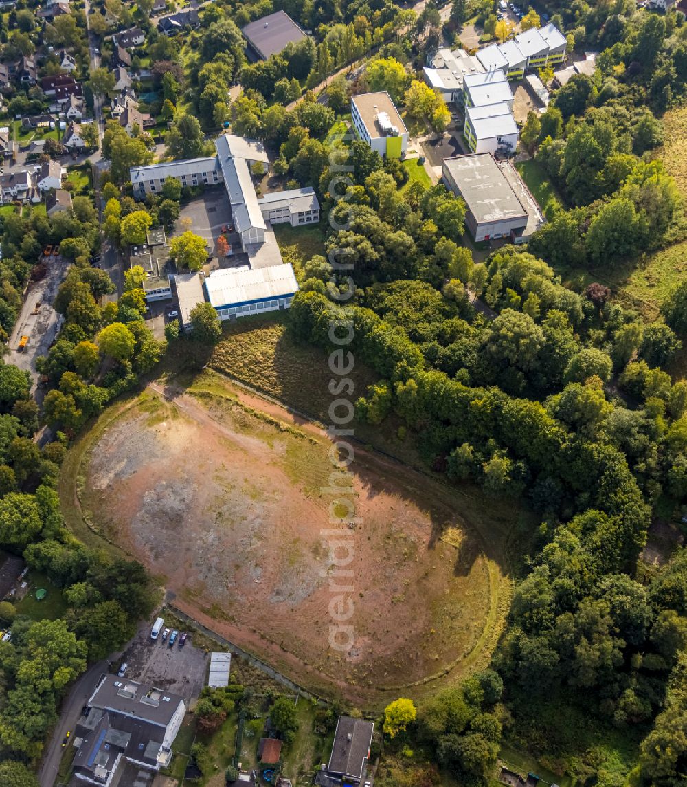 Menden (Sauerland) from the bird's eye view: School building and sports field on Buergermeister-Rau-Strasse - Windthorststrasse - Gisbert-Kranz-Strasse in Menden (Sauerland) in the state North Rhine-Westphalia, Germany