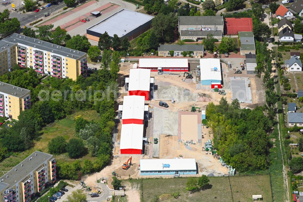 Aerial photograph Berlin - School building and sports field Filiale Kolibri-Grundschule on street Riesaer Strasse in the district Hellersdorf in Berlin, Germany