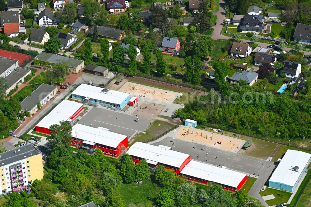 Berlin from above - School building and sports field Filiale Kolibri-Grundschule on street Riesaer Strasse in the district Hellersdorf in Berlin, Germany