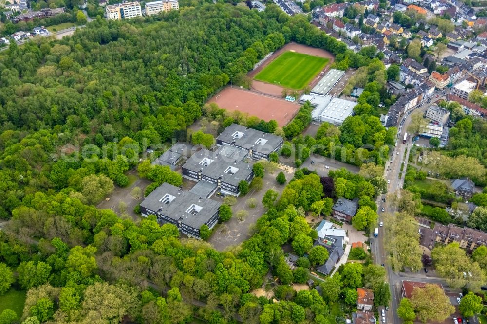 Gelsenkirchen from above - School building and sports field Gesamtschule Gelsenkirchen Ueckendorf in the district Ueckendorf in Gelsenkirchen at Ruhrgebiet in the state North Rhine-Westphalia, Germany