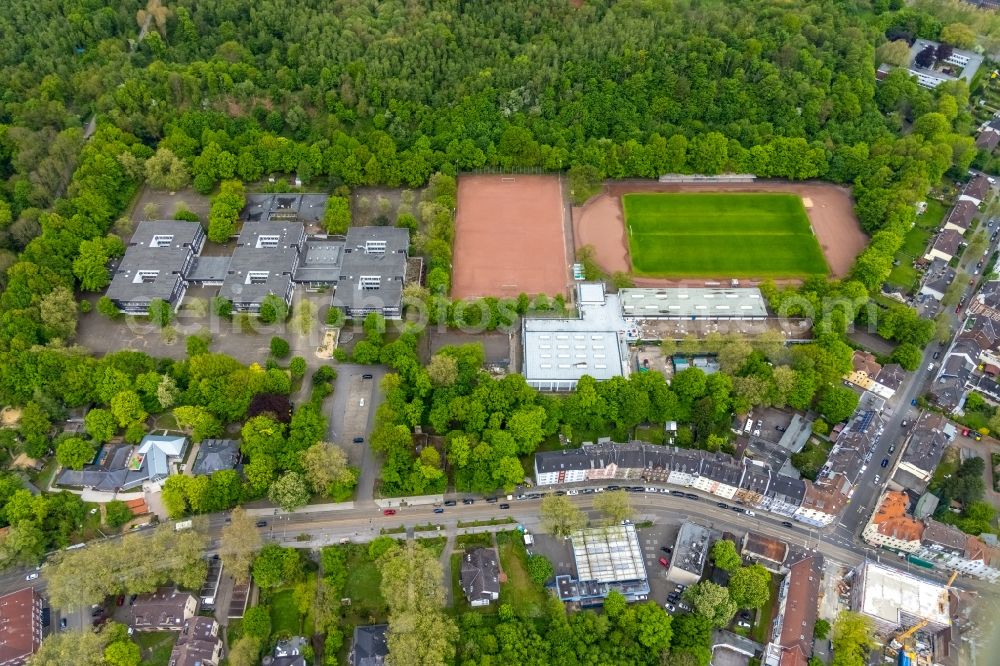 Gelsenkirchen from the bird's eye view: School building and sports field Gesamtschule Gelsenkirchen Ueckendorf in the district Ueckendorf in Gelsenkirchen at Ruhrgebiet in the state North Rhine-Westphalia, Germany