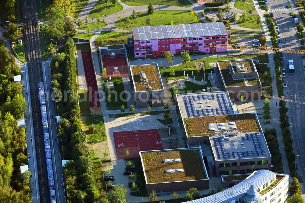 München from above - School building and sports field of Grundschule on Baierbrunnerstrasse in the district Obersendling in Munich in the state Bavaria, Germany