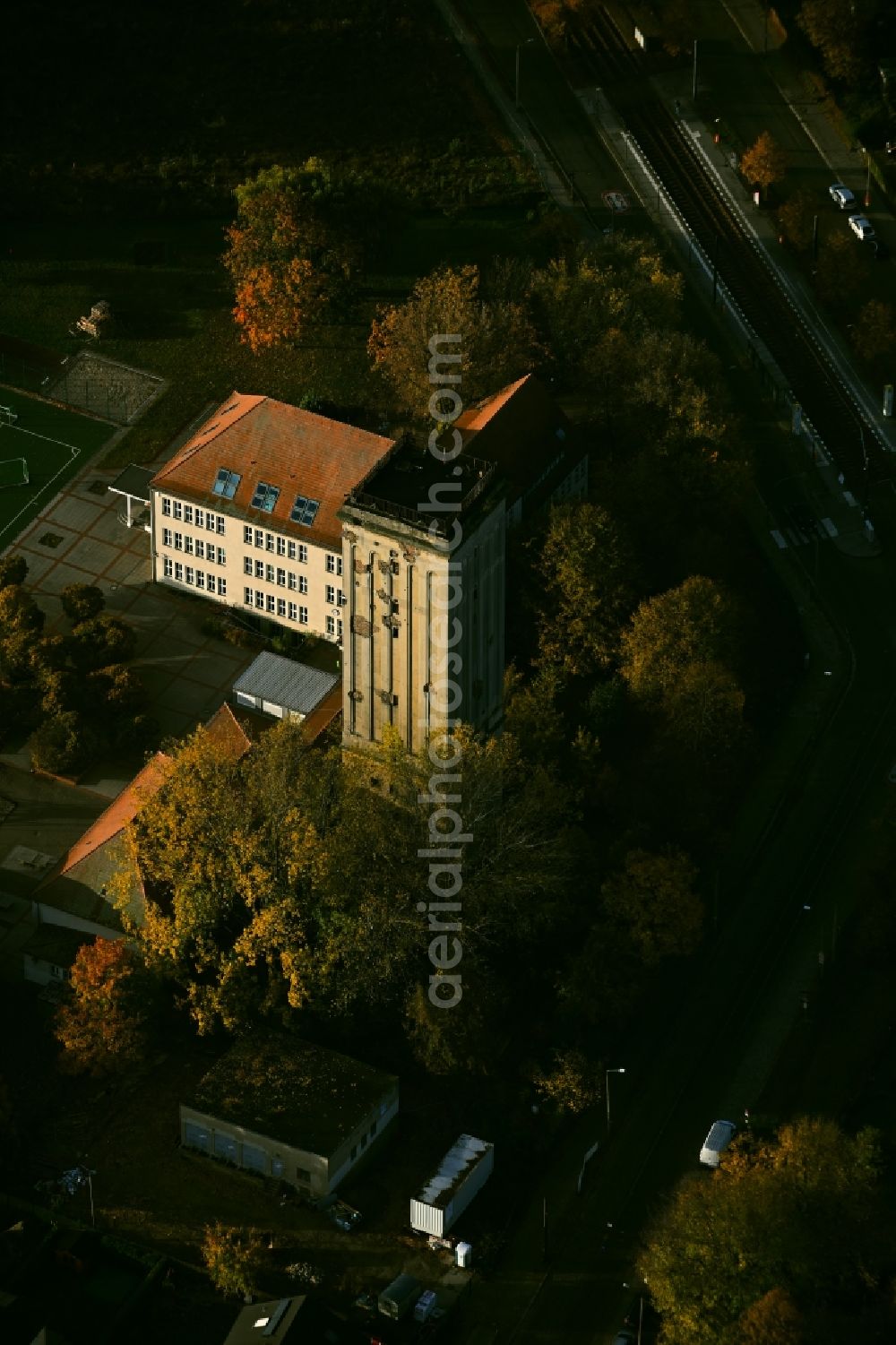 Aerial photograph Berlin - School building and sports field Grundschule on Wasserturm in the district Heinersdorf in Berlin, Germany