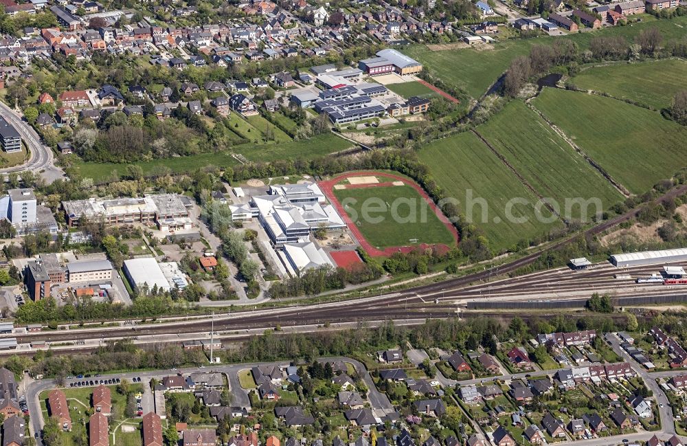 Aerial photograph Husum - School building and sports field Hermann-Tast-Schule in Husum North Frisia in the state Schleswig-Holstein, Germany