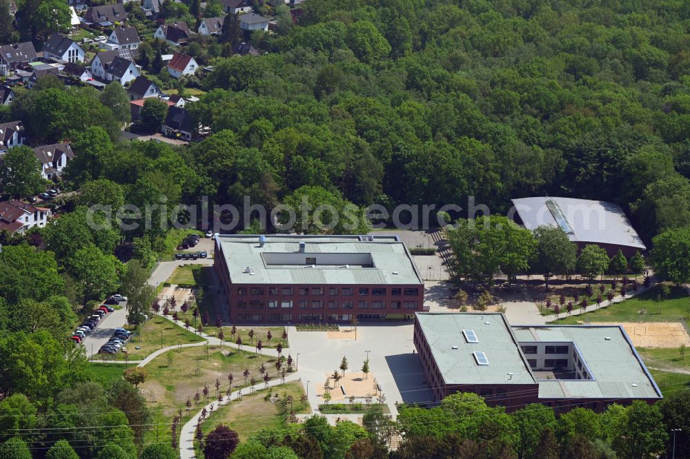 Hamburg from the bird's eye view: School building and sports field Irena-Sendler-Schule on street Am Pfeilshof in the district Wellingsbuettel in Hamburg, Germany