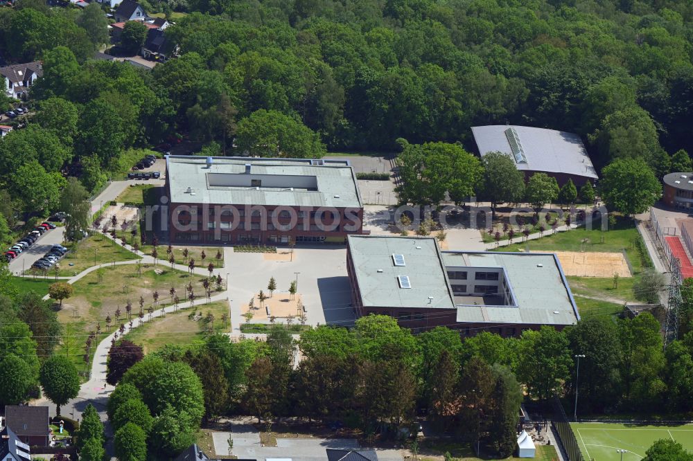 Aerial image Hamburg - School building and sports field Irena-Sendler-Schule on street Am Pfeilshof in the district Wellingsbuettel in Hamburg, Germany