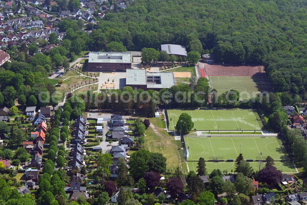 Aerial photograph Hamburg - School building and sports field Irena-Sendler-Schule on street Am Pfeilshof in the district Wellingsbuettel in Hamburg, Germany