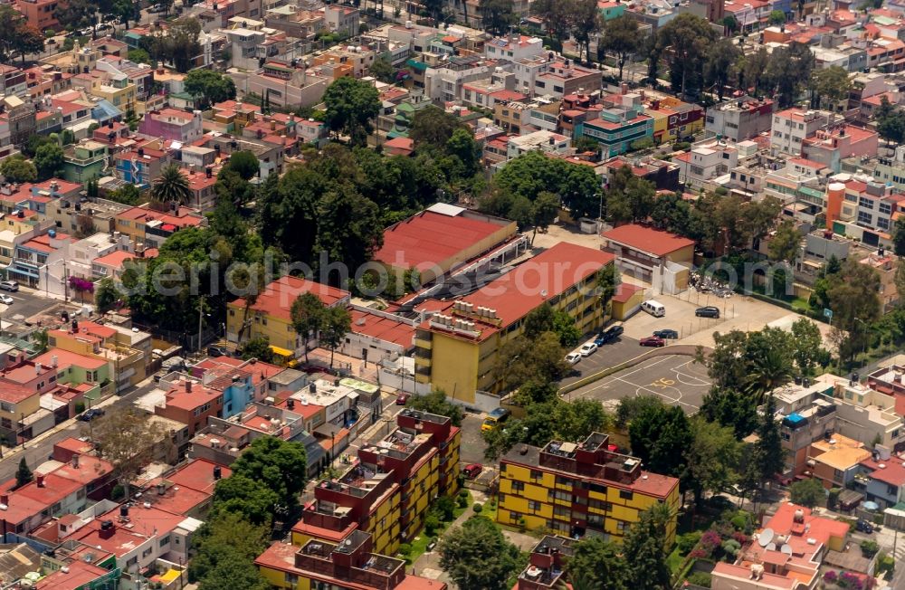 Ciudad de Mexico from the bird's eye view: School building and sports field in JardA?i Balbuena in Ciudad de Mexico in Mexico