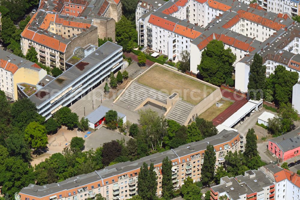 Aerial image Berlin - School building and sports field of Loewenzahn-Grundschule on street Drorystrasse in the district Neukoelln in Berlin, Germany