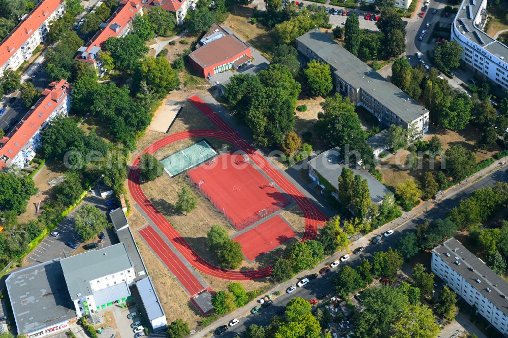 Aerial photograph Berlin - School building and sports field Merian-Oberschule on street Hoernlestrasse in Berlin, Germany