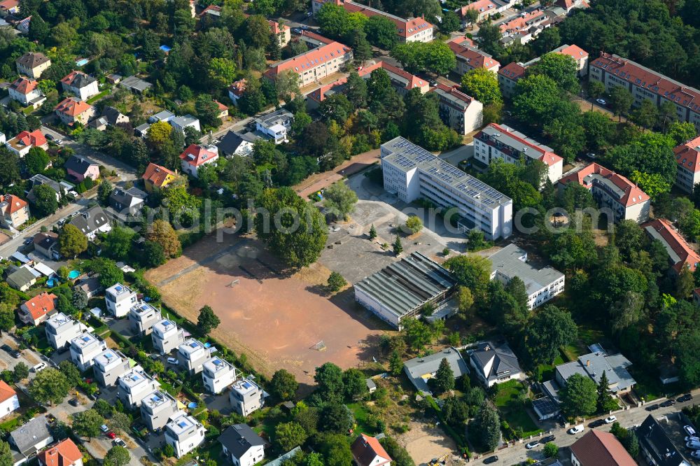 Berlin from the bird's eye view: School building and sports field Merian-Oberschule on street Mittelheide in the district Koepenick in Berlin, Germany