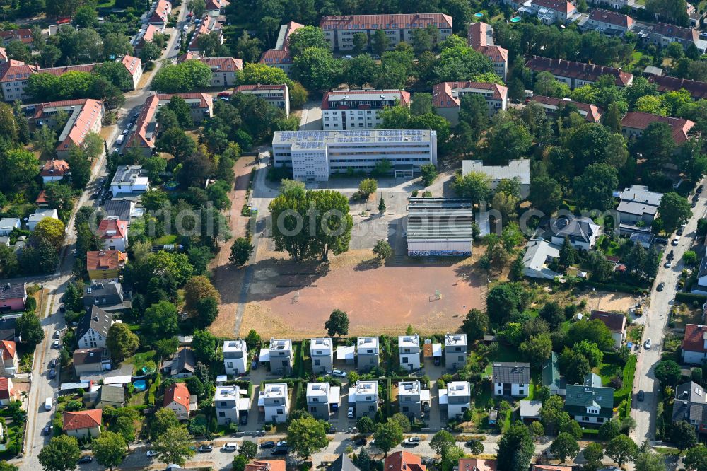 Aerial photograph Berlin - School building and sports field Merian-Oberschule on street Mittelheide in the district Koepenick in Berlin, Germany