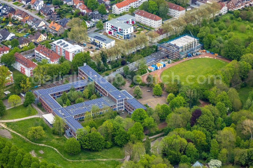 Herne from the bird's eye view: School building and sports field of Otto-Hahn-Gymnasium Herne with renovation work on the swimming pool on Hoelkeskampring in Herne at Ruhrgebiet in the state North Rhine-Westphalia, Germany