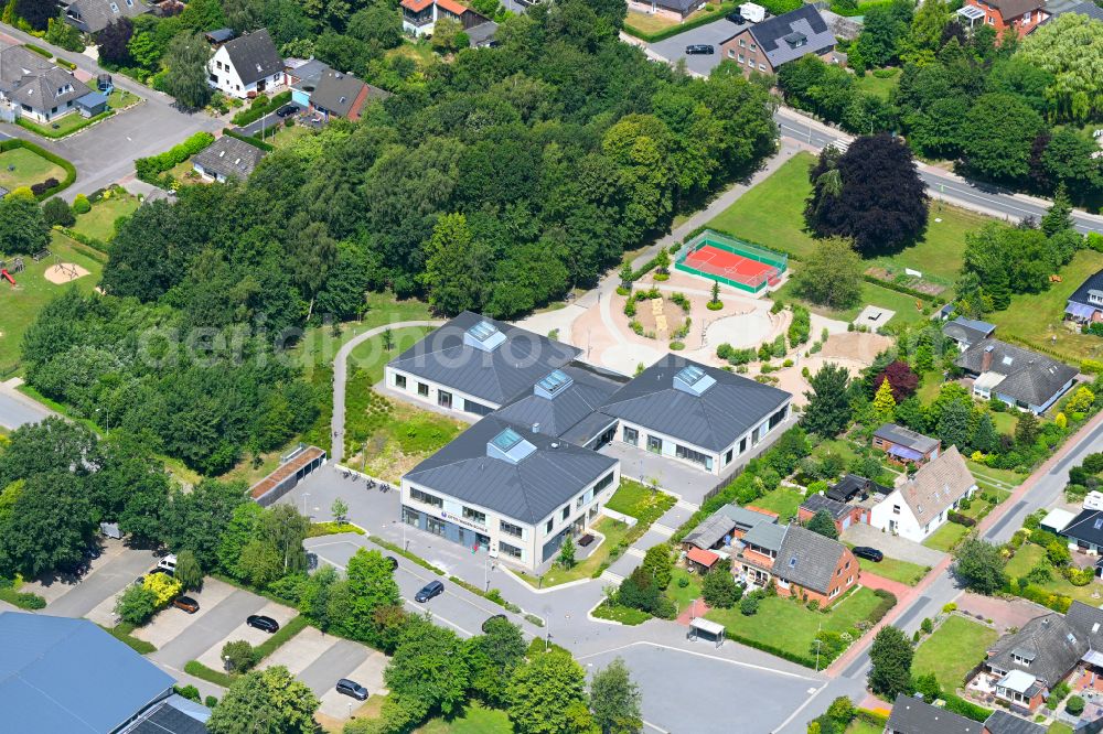 Ostenfeld from the bird's eye view: School building and sports field Otto-Thiesen-Schule on street Suederweg in Ostenfeld in the state Schleswig-Holstein, Germany