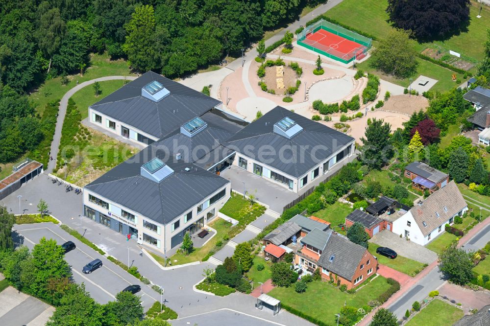 Aerial image Ostenfeld - School building and sports field Otto-Thiesen-Schule on street Suederweg in Ostenfeld in the state Schleswig-Holstein, Germany