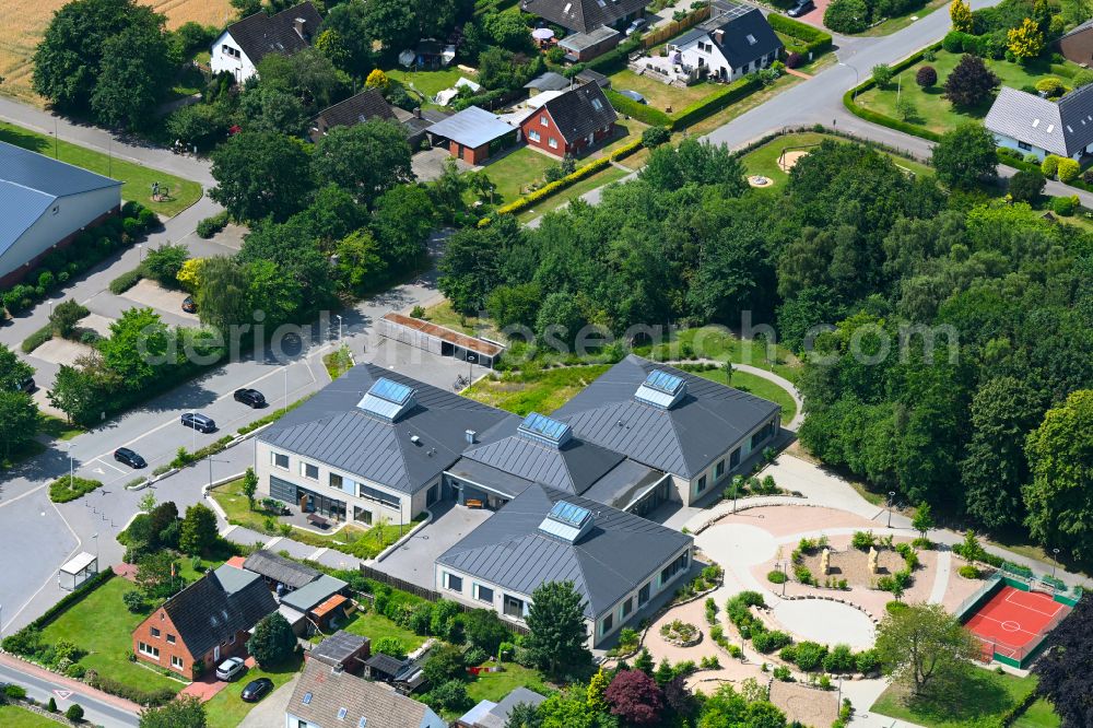 Aerial photograph Ostenfeld - School building and sports field Otto-Thiesen-Schule on street Suederweg in Ostenfeld in the state Schleswig-Holstein, Germany