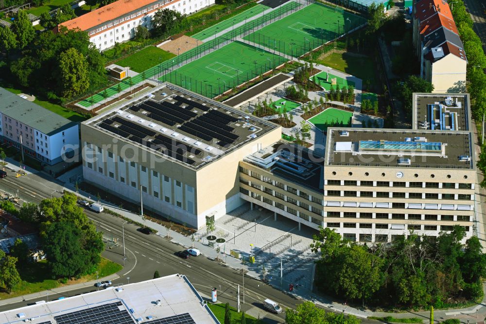 Aerial image Leipzig - School building and sports field Schule on Prager Spitze on street Philipp-Rosenthal-Strasse in the district Zentrum in Leipzig in the state Saxony, Germany