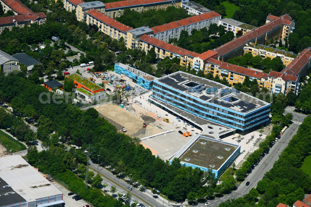 München from above - School building and sports field Staedt. Willy-Brandt- Gesamtschule on street Paul-Hindemith-Allee in the district Freimann in Munich in the state Bavaria, Germany