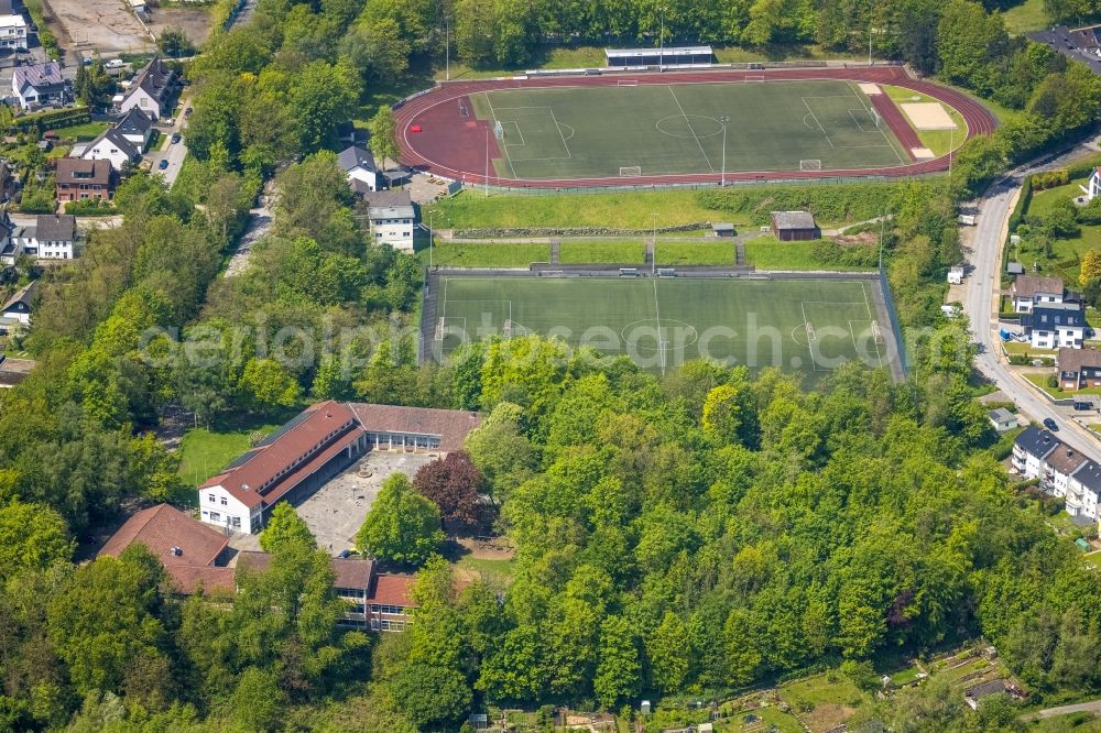 Aerial photograph Heiligenhaus - School building and sports field Staedtische Katholische Grundschule St. Suitbertus Am Sportfeld in the district Laupendahl in Heiligenhaus at Ruhrgebiet in the state North Rhine-Westphalia, Germany