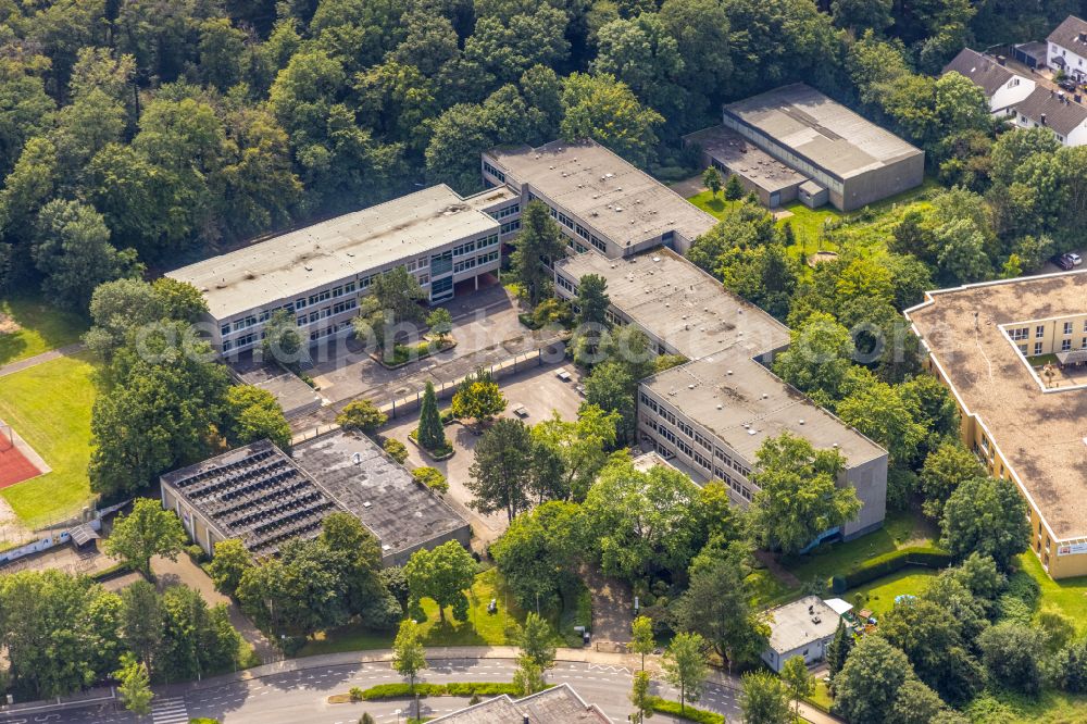 Bergkamen from the bird's eye view: School building and sports field Staedtisches Gymnasium Bergkamen on street Hubert-Biernat-Strasse in the district Weddinghofen in Bergkamen at Ruhrgebiet in the state North Rhine-Westphalia, Germany