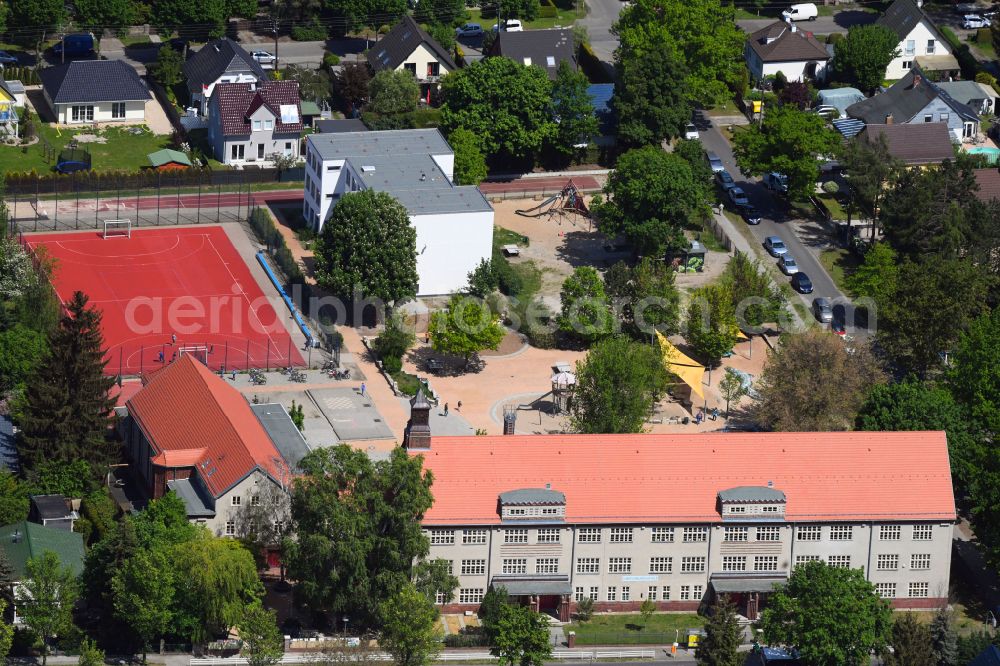 Berlin from the bird's eye view: School building and sports field Ulmen-Grundschule in the district Kaulsdorf in Berlin, Germany