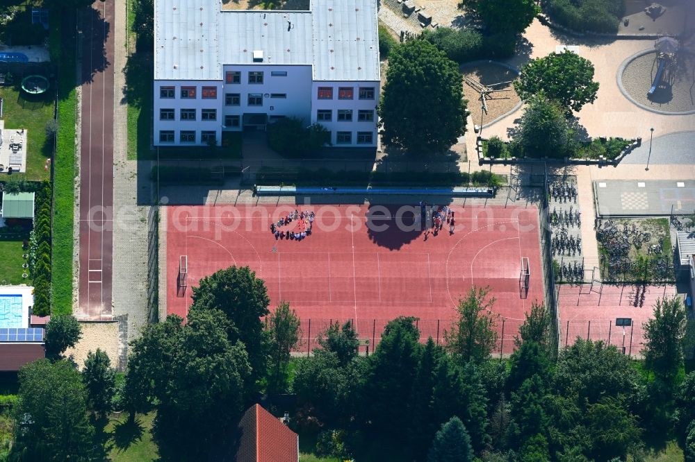 Aerial image Berlin - School building and sports field Ulmen-Grundschule in the district Kaulsdorf in Berlin, Germany