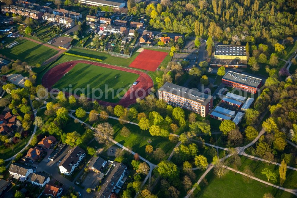 Hamm from above - Premises of Elisabeth-Lueders- Berufskolleg and sports grounds and facilities in Hamm in the state of North Rhine-Westphalia