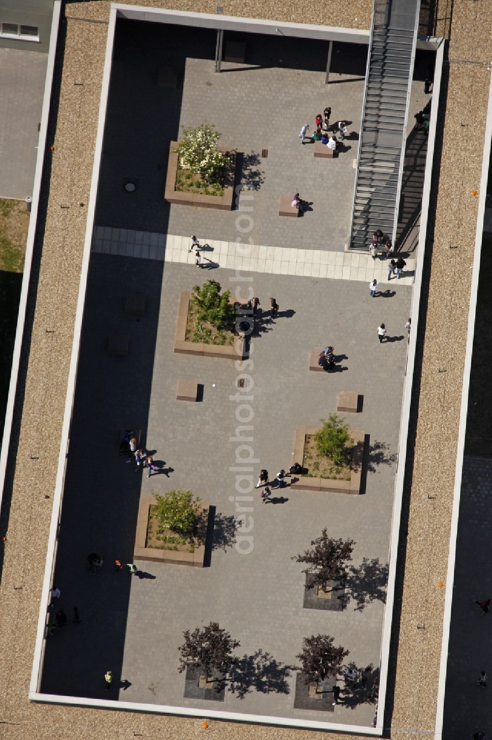 Bochum from the bird's eye view: Schoolyard as atrial reconstruction of the Erich Kaestner school in Bochum in North Rhine-Westphalia