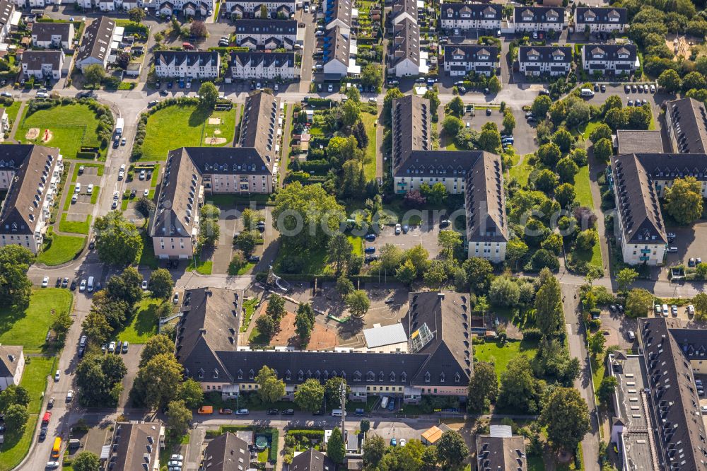 Aerial photograph Menden (Sauerland) - Courtyard of the school building of Platte Heide on Robert-Leusmann-Strasse in Menden (Sauerland) in the state North Rhine-Westphalia, Germany