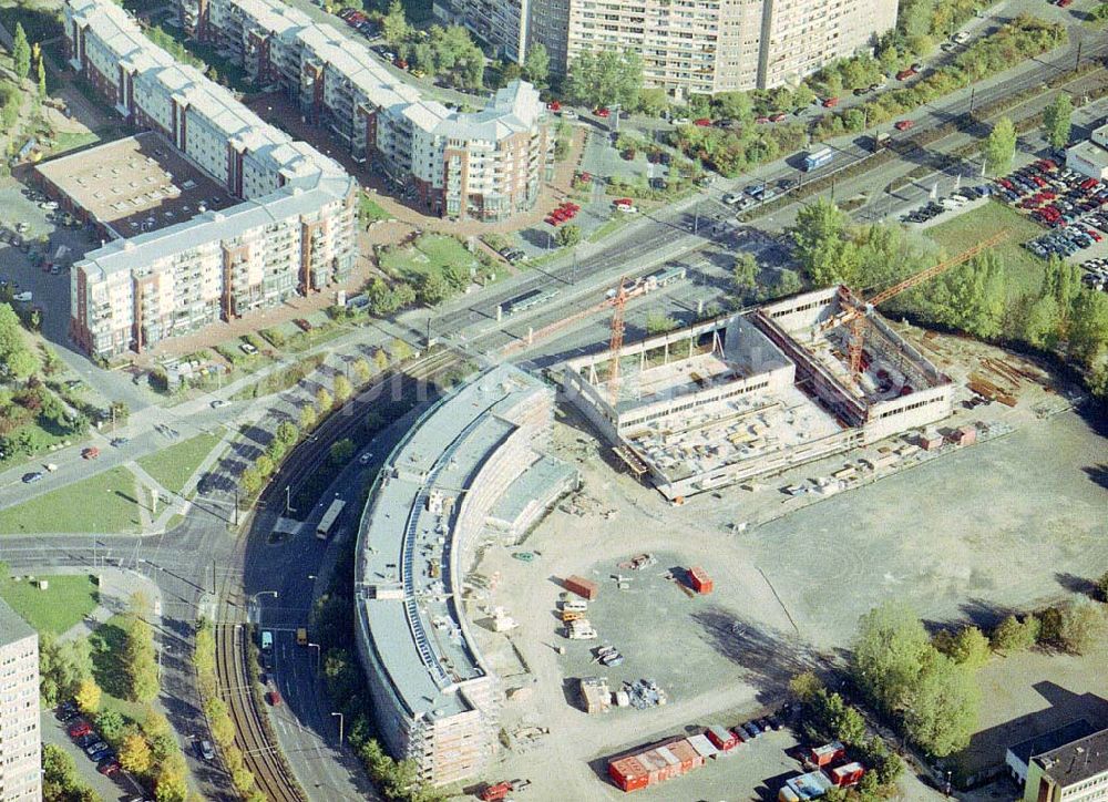 Berlin - Marzahn from the bird's eye view: Schulneubau an der Allee der Kosmonauten / Bereich Wohngebiet Geißenweide in Berlin - Marzahn.