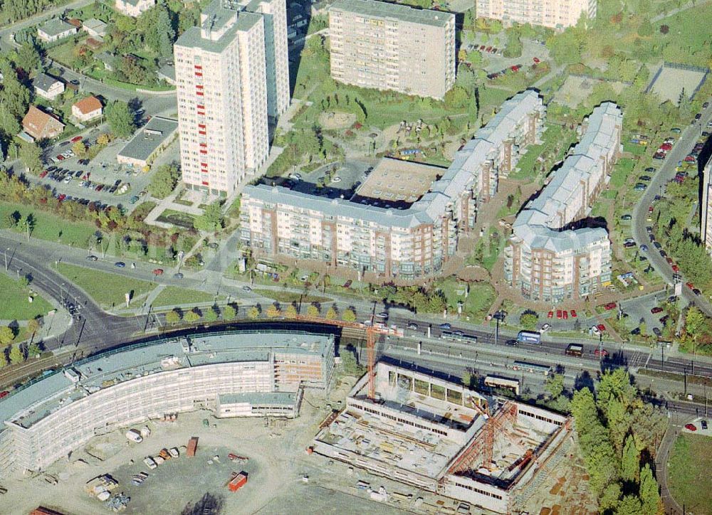 Aerial image Berlin - Marzahn - Schulneubau an der Allee der Kosmonauten / Bereich Wohngebiet Geißenweide in Berlin - Marzahn.