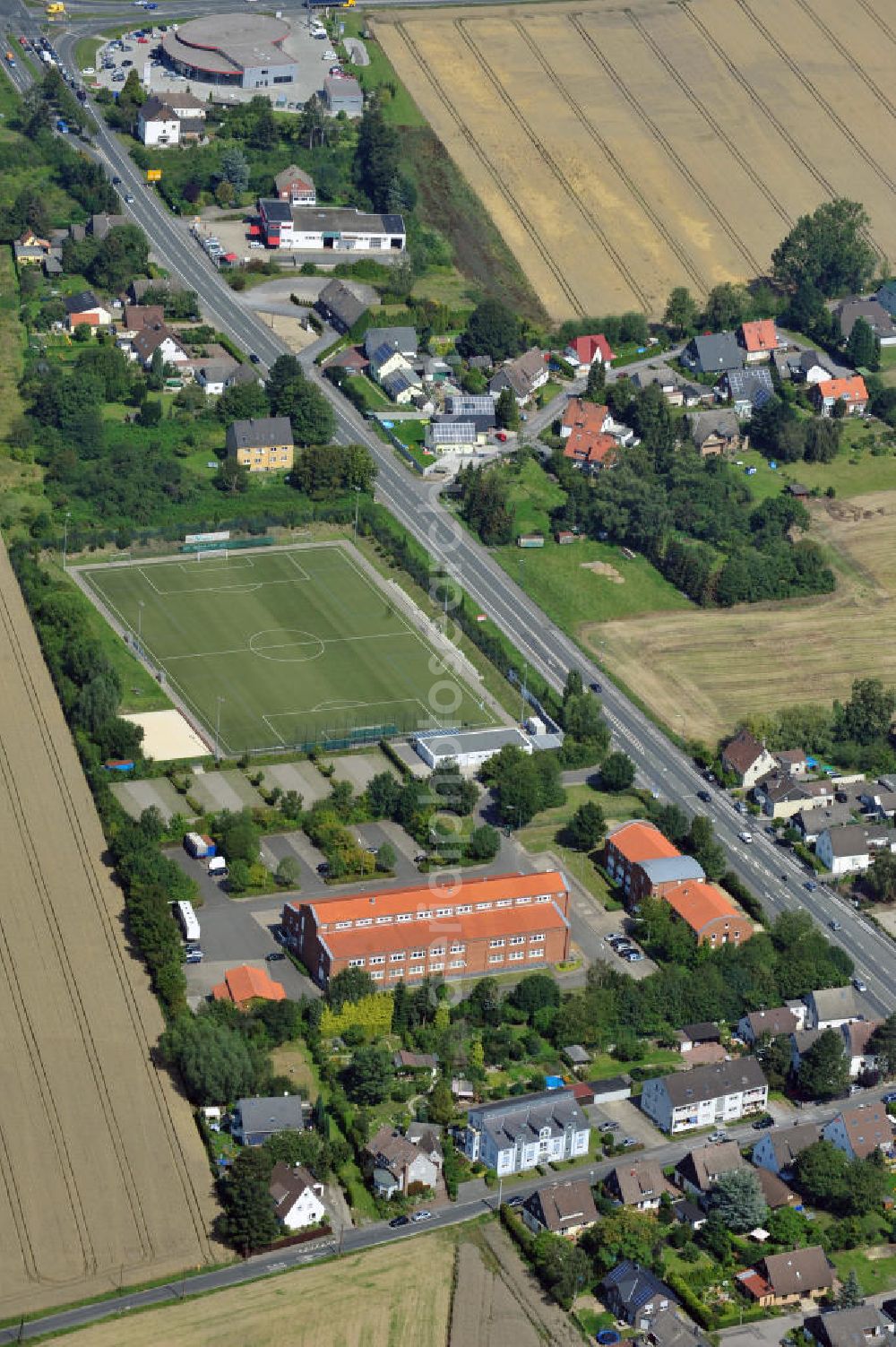 Unna from the bird's eye view: Schulungszentrum mit Lagerhalle an der Kamener Straße in Unna in Nordrhein-Westfalen / North Rhine-Westphalia. Ein Projekt der Unternehmensgruppe Markus Gerold.