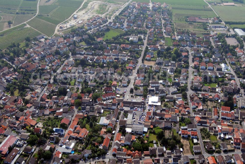 Aerial image Schwabenheim - Blick auf Schwabenheim. Schwabenheim an der Selz ist eine Ortsgemeinde in Rheinhessen, südlich von Ingelheim im Tal der Selz gelegen. Schwabenheim wird urkundlich erstmals im Jahre 766 als Suaboheim in den Annalen des Klosters Lorsch erwähnt. Auch in Fuldaer Urkunden kommt ein Suaboheim im Wormsgau vor. Kontakt: Rathaus, Mainzer Str. 1, 55270 Schwabenheim,