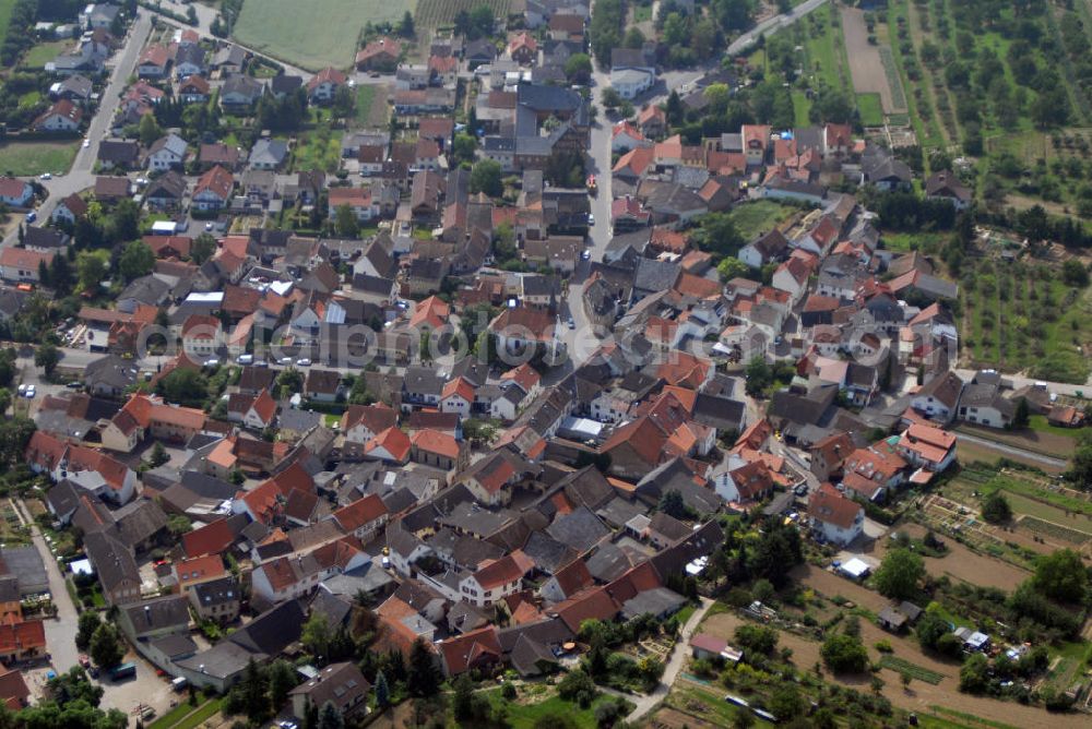 Schwabenheim from the bird's eye view: Blick auf Schwabenheim. Schwabenheim an der Selz ist eine Ortsgemeinde in Rheinhessen, südlich von Ingelheim im Tal der Selz gelegen. Schwabenheim wird urkundlich erstmals im Jahre 766 als Suaboheim in den Annalen des Klosters Lorsch erwähnt. Auch in Fuldaer Urkunden kommt ein Suaboheim im Wormsgau vor. Kontakt: Rathaus, Mainzer Str. 1, 55270 Schwabenheim,