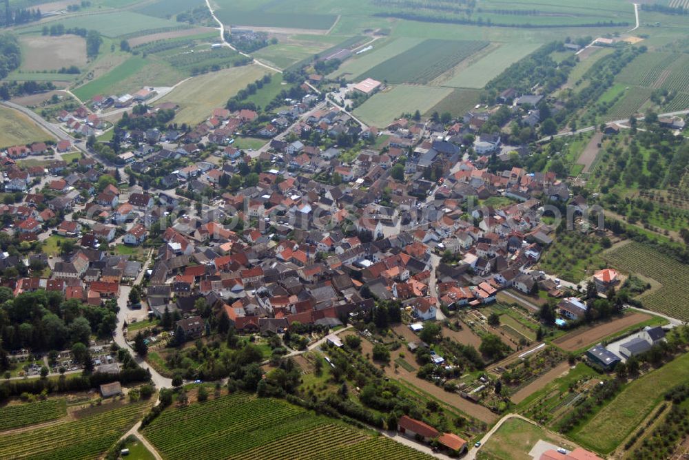 Aerial image Schwabenheim - Blick auf Schwabenheim. Schwabenheim an der Selz ist eine Ortsgemeinde in Rheinhessen, südlich von Ingelheim im Tal der Selz gelegen. Schwabenheim wird urkundlich erstmals im Jahre 766 als Suaboheim in den Annalen des Klosters Lorsch erwähnt. Auch in Fuldaer Urkunden kommt ein Suaboheim im Wormsgau vor. Kontakt: Rathaus, Mainzer Str. 1, 55270 Schwabenheim,