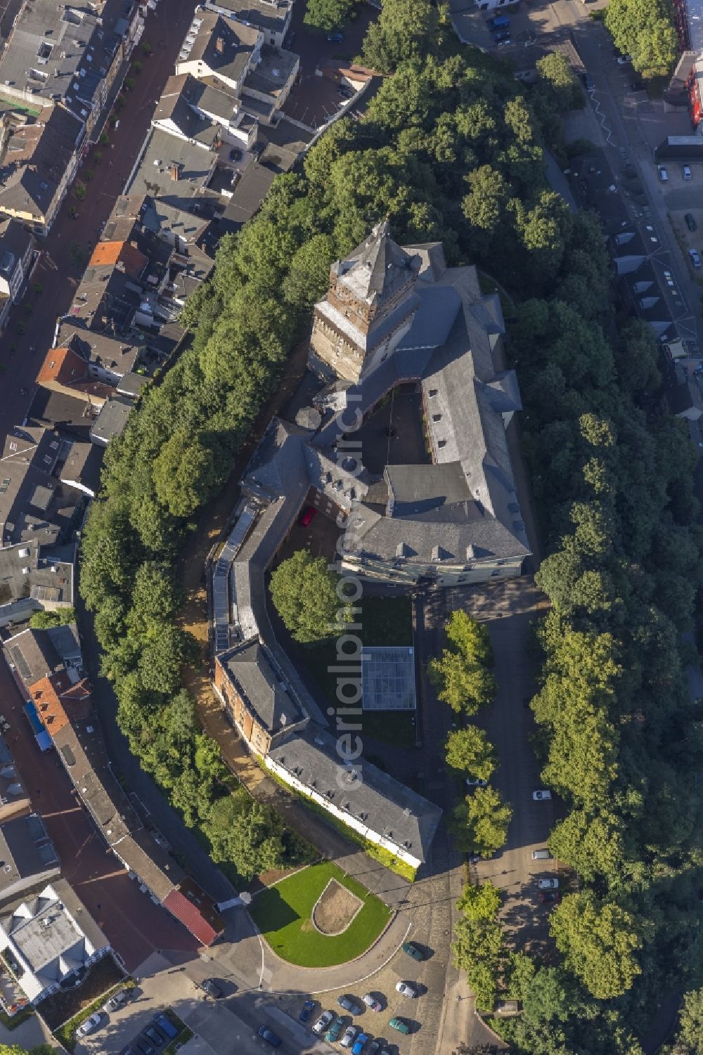 Aerial photograph Kleve - View of the Schwanenburg in Cleves in the state North Rhine-Westphalia. The Schwanenburg is the landmark of Cleves and was constructed by the Dukes of Cleves. Today are the district court and the regional court of Cleves located in the castle