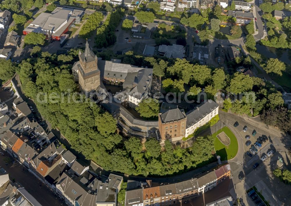 Kleve from the bird's eye view: View of the Schwanenburg in Cleves in the state North Rhine-Westphalia. The Schwanenburg is the landmark of Cleves and was constructed by the Dukes of Cleves. Today are the district court and the regional court of Cleves located in the castle