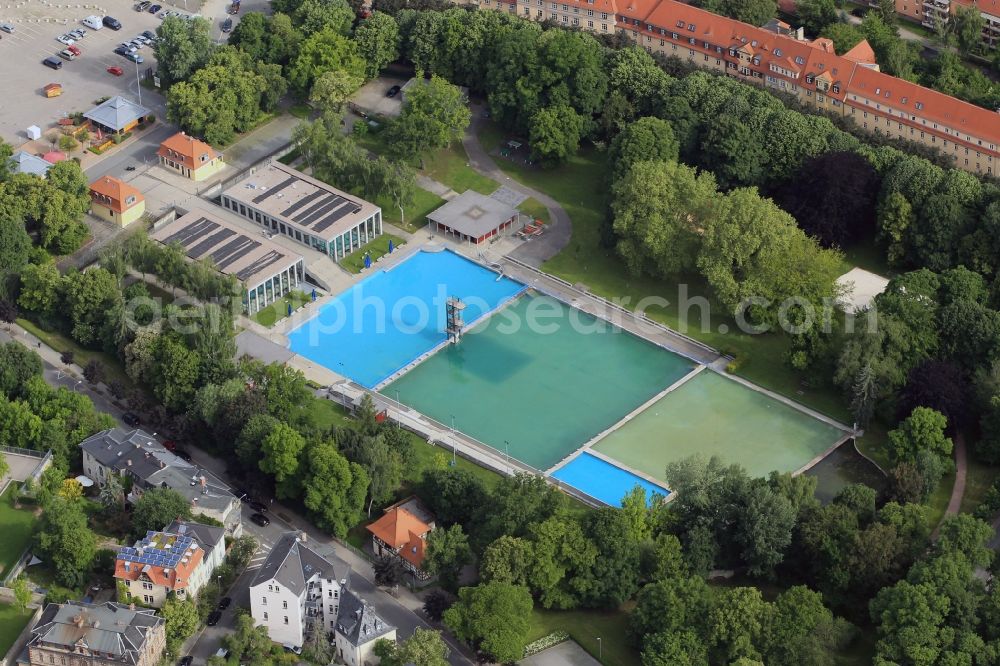 Weimar from the bird's eye view: The Schwanseebad in Weimar in Thuringia is a central location combined swimming pool and sports complex with indoor swimming pool. Farms is the water park by Stadtwerke Weimar