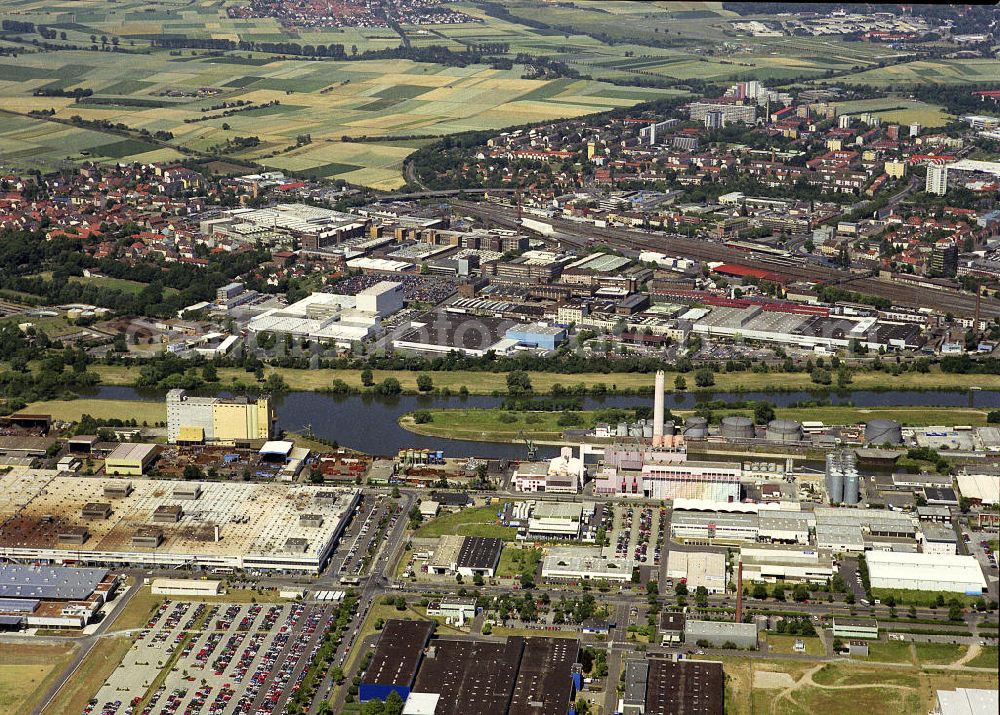 Aerial photograph Schweinfurt - Der am Main-Rhein-Donau-Kanal gelegene Schweinfurter Hafen ist die Drehscheibe zwischen den Verkehrsträgern in Nordbayern. In ihm werden hauptsächlich Schütt-, Stück- und Flüssiggut umgeschlagen. Es schließt sich ein Industriegebiet mit etwa 3 Dutzend Betrieben an.