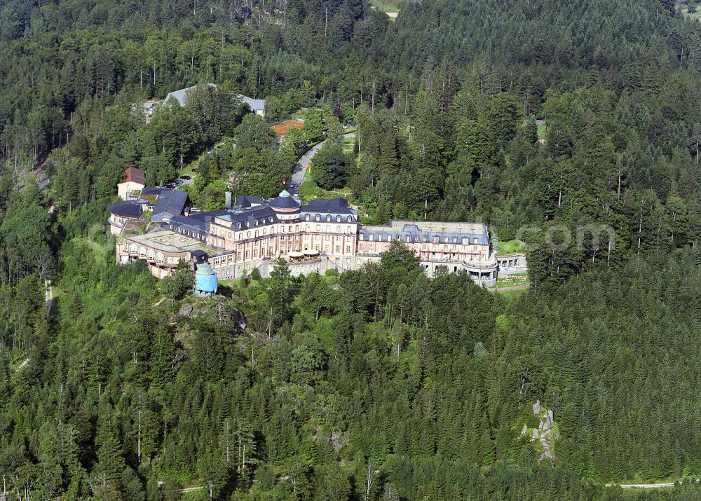 Bühl from above - Das Schlosshotel, der hohe, kuppelgekrönte Bau, wurde 1911 bis 1914 als Genesungsheim für Offiziere erbaut. Ein zweites Hotel und eine Kurklinik befinden sich ebenfalls in diesem Bergpark.