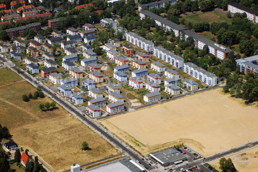 Aerial photograph Berlin - Blick auf das Schweizer Viertel im Ortsteil Lichterfelde des Bezirks Steglitz-Zehlendorf in Berlin. Das Viertel entstand nach Plänen des Architekten Johann Anton Wilhelm von Carstenn. Die Einfamilienhäuser in günstiger Lage bestechen durch Kalksandstein-Massivbauweise und diverse Extras wie Vollunterkellerung und ein ausgebautes Dachstudio. Die Verwaltung erfolgt durch die Strategis AG. Kontakt: STRATEGIS AG, Torstr. 49, 10119 Berlin, Tel. +49(0)30 44353 0; Gagfah Group, Zentralbereich Akquisition, Huyssenallee 36-38, 45128 Essen.