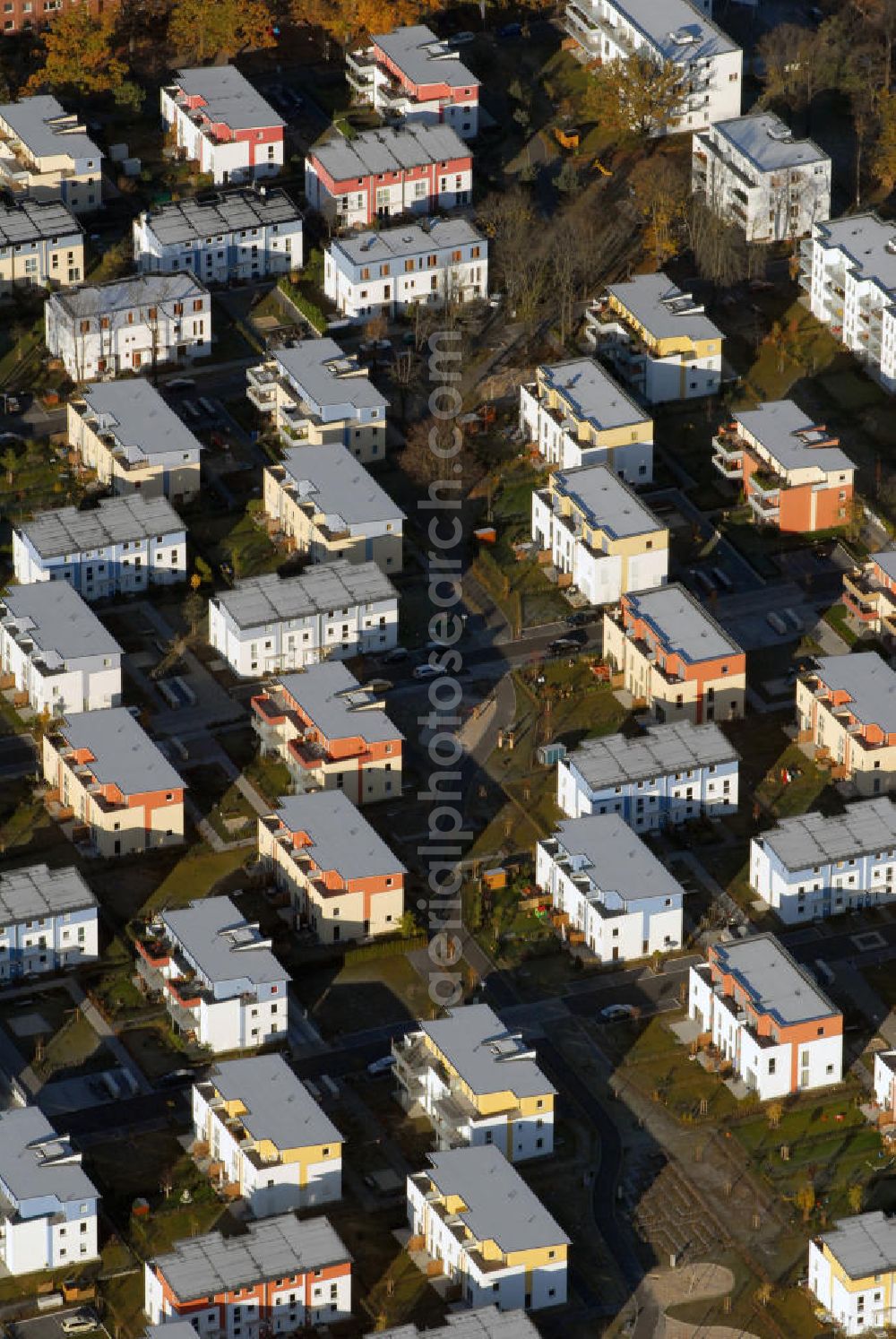 Berlin from the bird's eye view: Lichterfelde Blick auf die Wohnsiedlung Schweizer Viertel in Berlin Lichterfelde. Nach dem zweiten Weltkrieg hatten dort die amerikanischen Streitkräfte ihre Kasernen, heute bietet die Siedlung 700 Wohnungen für Familien mit Ziergärten und Kinderspielplätzen. Kontakt: Dipl.-Ing. Architekt Kay Wieland, Kurfürstendamm 196 10707 Berlin, Tel. +49(0)30 34822 17, Fax +49(0)30 347029 89, Email: mailto@abkw.de