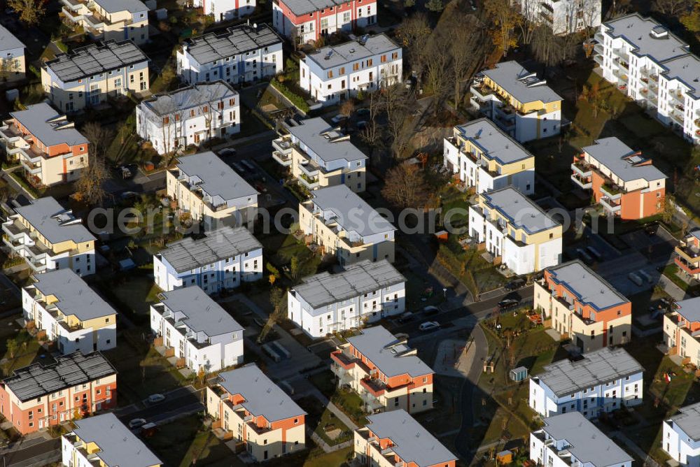 Aerial image Berlin - Lichterfelde Blick auf die Wohnsiedlung Schweizer Viertel in Berlin Lichterfelde. Nach dem zweiten Weltkrieg hatten dort die amerikanischen Streitkräfte ihre Kasernen, heute bietet die Siedlung 700 Wohnungen für Familien mit Ziergärten und Kinderspielplätzen. Kontakt: Dipl.-Ing. Architekt Kay Wieland, Kurfürstendamm 196 10707 Berlin, Tel. +49(0)30 34822 17, Fax +49(0)30 347029 89, Email: mailto@abkw.de