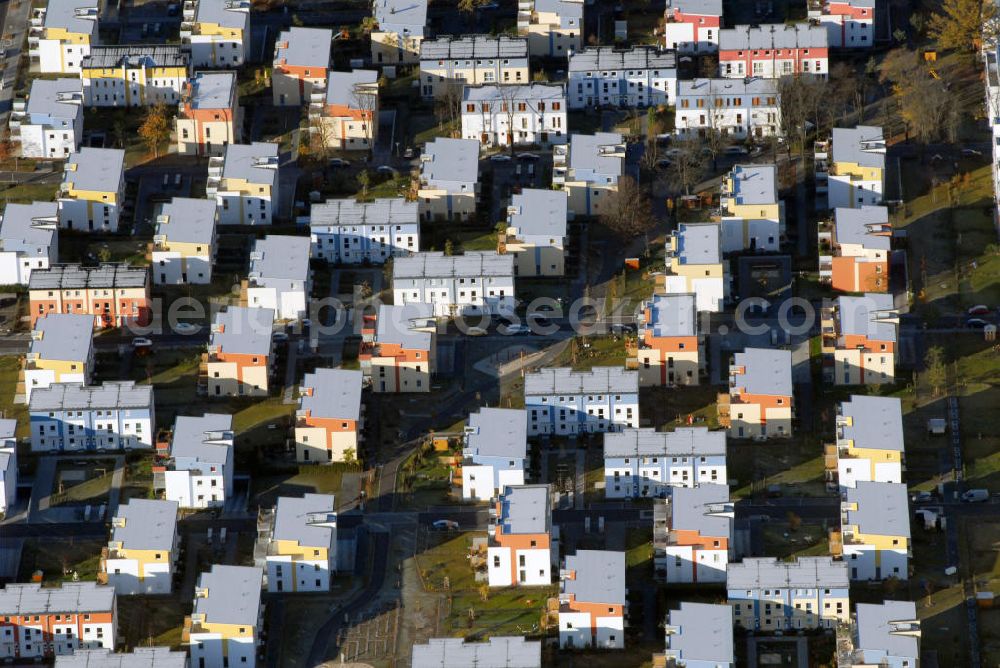 Aerial photograph Berlin - Lichterfelde Blick auf die Wohnsiedlung Schweizer Viertel in Berlin Lichterfelde. Nach dem zweiten Weltkrieg hatten dort die amerikanischen Streitkräfte ihre Kasernen, heute bietet die Siedlung 700 Wohnungen für Familien mit Ziergärten und Kinderspielplätzen. Kontakt: Dipl.-Ing. Architekt Kay Wieland, Kurfürstendamm 196 10707 Berlin, Tel. +49(0)30 34822 17, Fax +49(0)30 347029 89, Email: mailto@abkw.de