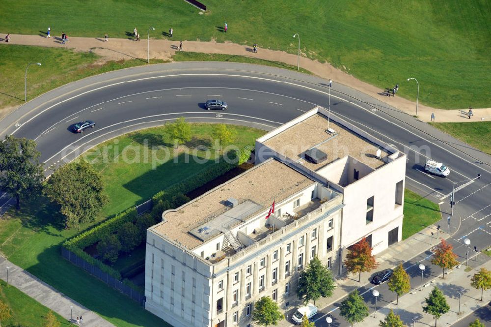 Aerial photograph Berlin - Die Botschaft der Schweiz im Berliner Regierungsviertel, Tiergarten. Sie besteht aus einem Alt- und einem Neubau. Der Altbau wurde von Friedrich Hitzig entworfen und gebaut. The Swiss embassy is situated in the government district Berlin Tiergarten. It consists of an old and a new building. The old one was built by the architect Friedrich Hitzig.