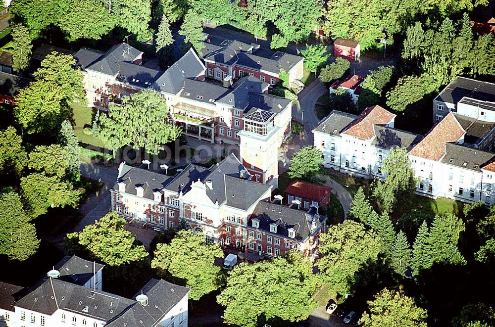 Aerial photograph Schwerin / Mecklenburg Vorpommern - Schwerin / Mecklenburg Vorpommern Blick auf das Gelände des Klinikums Medizinisches Zentrum Schwerin im Norden der Stadt in Mecklenburg Vorpommern Adresse: Auskunft des Klinikums Wismarsche Str. 397 19061 Schwerin Tel.: 0385 / 520 - 2486 Fax: 0385 / 520 - 2008 06.09.2003