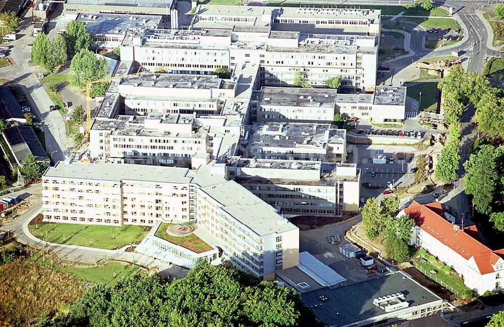 Schwerin / Mecklenburg Vorpommern from the bird's eye view: Schwerin / Mecklenburg Vorpommern Blick auf das Gelände des Klinikums Medizinisches Zentrum Schwerin im Norden der Stadt in Mecklenburg Vorpommern Adresse: Auskunft des Klinikums Wismarsche Str. 397 19061 Schwerin Tel.: 0385 / 520 - 2486 Fax: 0385 / 520 - 2008 06.09.2003