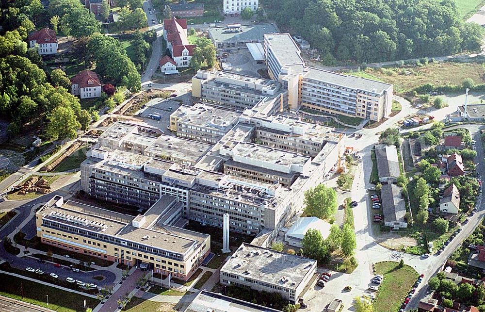 Aerial photograph Schwerin / Mecklenburg Vorpommern - Schwerin / Mecklenburg Vorpommern Blick auf das Gelände des Klinikums Medizinisches Zentrum Schwerin im Norden der Stadt in Mecklenburg Vorpommern Adresse: Auskunft des Klinikums Wismarsche Str. 397 19061 Schwerin Tel.: 0385 / 520 - 2486 Fax: 0385 / 520 - 2008 06.09.2003