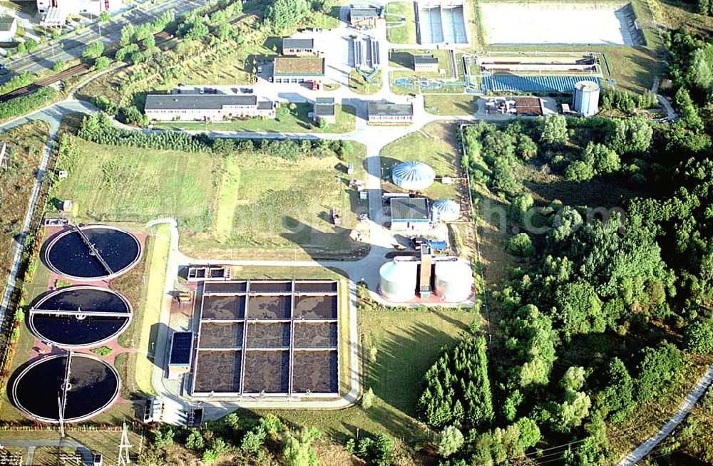 Aerial photograph Schwerin / Mecklenburg Vorpommern - Schwerin / Mecklenburg Vorpommern Blick auf die Klärwerke / Industriegebiet Süd in Schwerin / Mecklenburg Vorpommern. Betreiber: Schweriner Abwasserentsorgung Eigenbetrieb der Landeshauptstadt Schwerin, Eckdrift 43 - 45 19061 Schwerin Postfach 160205, 19092 Schwerin, E-Mail: info@snae.de, 06.09.2003