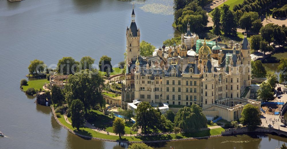 Aerial photograph Schwerin - Blick auf das Schweriner Schloss. Es liegt auf der Schlossinsel im Stadtzentrum von Schwerin und ist Sitz des Landtages von Mecklenburg-Vorpommern. Es war für lange Zeit Residenz der mecklenburgischen Herzöge und Großherzöge. View of the Schwerin Castle. It is located on an island in the center of Schwerin and is the seat of the Landtag of Mecklenburg-Western Pomerania. It was the residence of the Dukes and Grand Dukes of Mecklenburg.